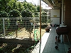 有限会社高橋建築研究所の事務所の庭|間仕切りを取って、つながったテラス。