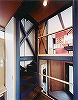 ・居間から階段室・１階玄関・２階ダイニング（食堂）を見る